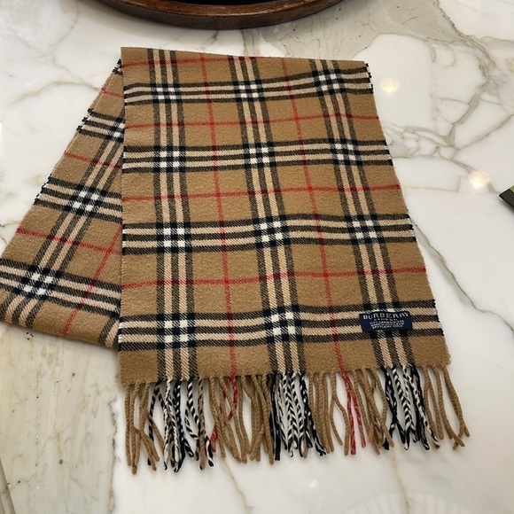 Burberry Classic Plaid Lambswool Scarf—GORGEOUS—UNISEX—Great preowned Condition! - Picture 4 of 7
